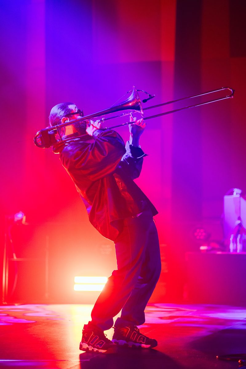 Gitarist op het podium in paars licht